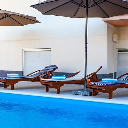 Charming With Pool דירה *