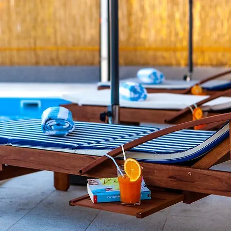 Charming With Pool פודסטראנה
